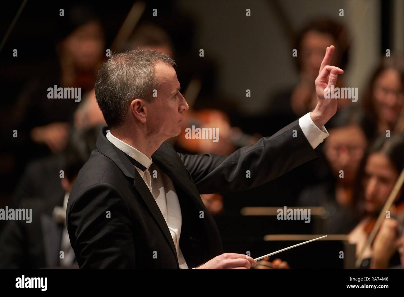 Director Garry Walker dirige la Orquesta Estatal, Rheinische Philharmonie, Koblenz, Renania-Palatinado, Alemania Foto de stock
