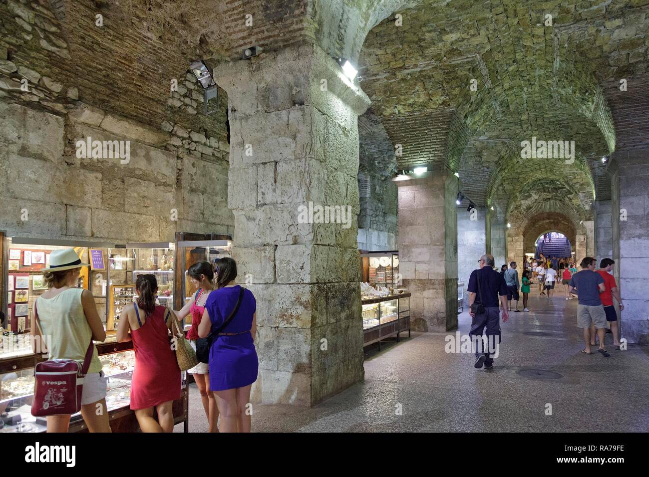 Bóvedas del sótano, el Palacio de Diocletian, Dividir, Dalmacia, Croacia Foto de stock