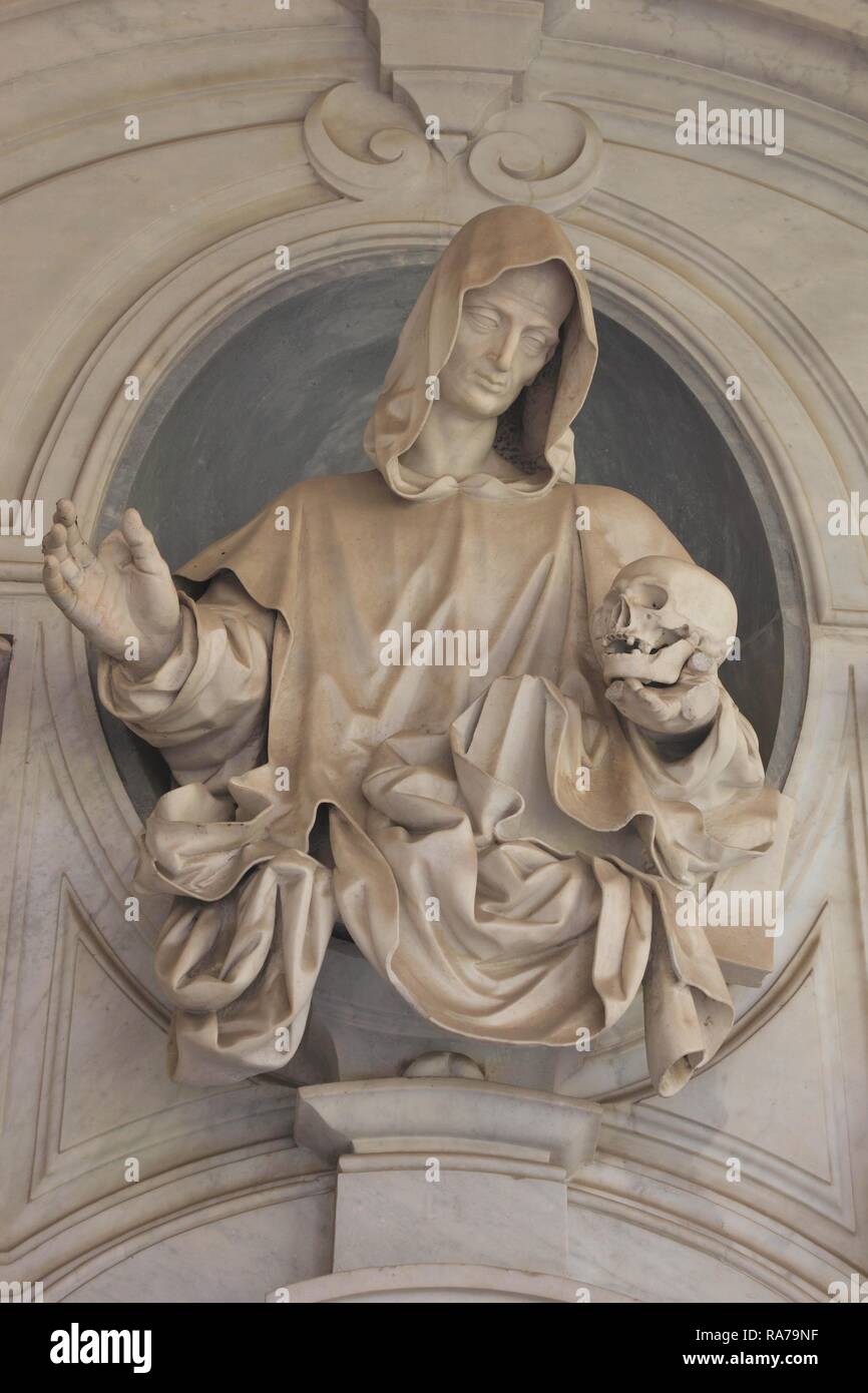 Estatua de un monje sosteniendo un cráneo en el cementerio monástico, en el gran claustro del monasterio de Certosa di San Martino Foto de stock