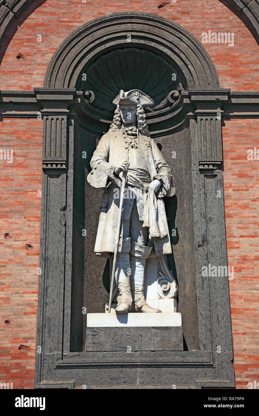 Estatua de Carlos III, Carlos III de España, 1716-1788, regente de Nápoles entre 1735 y 1759, el Palazzo Reale, el palacio real, Foto de stock