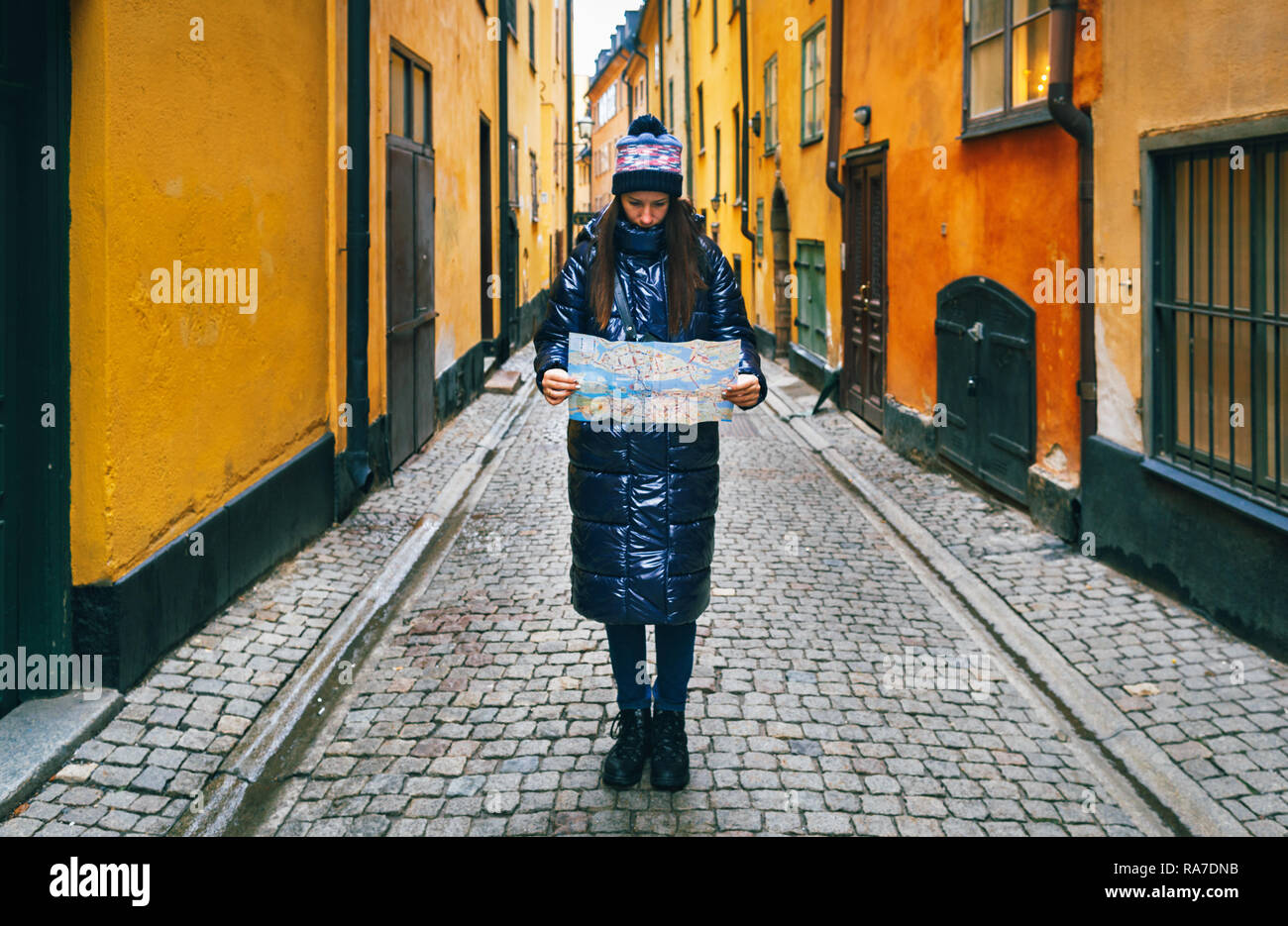 Estilo de viaje. Joven viajero con mapa en mano en las calles de Estocolmo Foto de stock