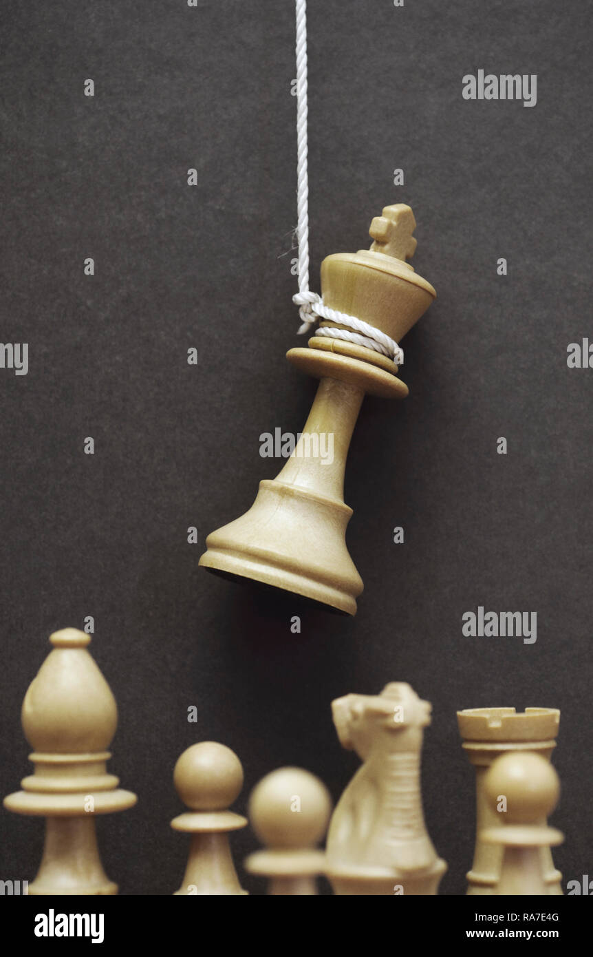 Descartar Justicia cualquier cosa Rey de ajedrez colgantes Fotografía de stock - Alamy