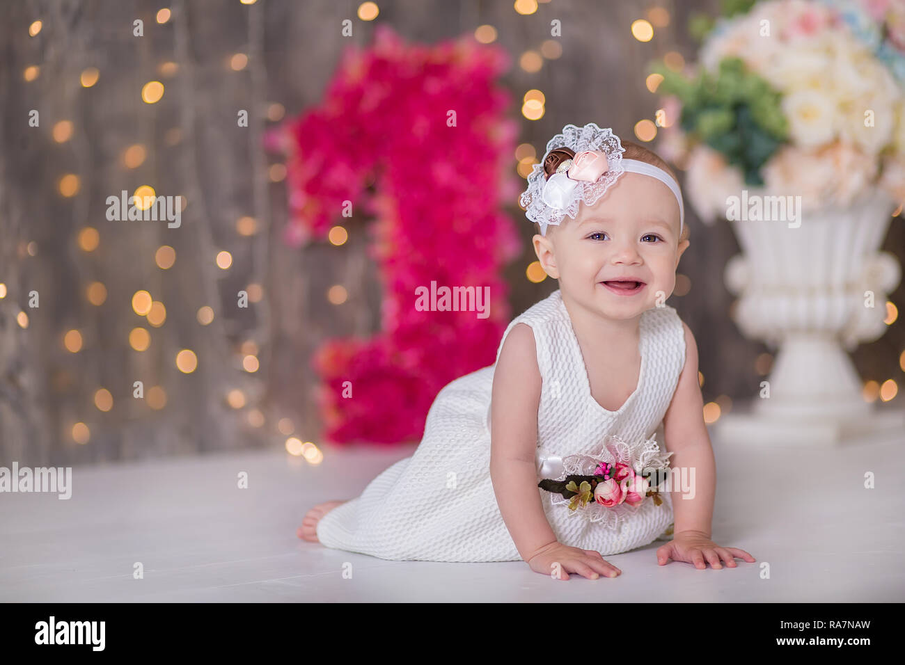 Lindo bebé niña 1-2 años sentados en el suelo con los globos en la  habitación rosa sobre blanco. Aislados. Fiesta de cumpleaños. Celebración.  Feliz cumpleaños bebé, poco Fotografía de stock - Alamy