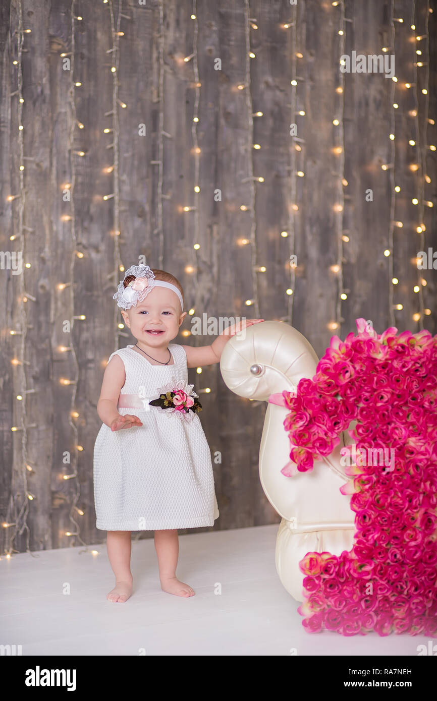 Lindo bebé niña 1-2 años sentados en el suelo con los globos en la  habitación rosa sobre blanco. Aislados. Fiesta de cumpleaños. Celebración. Feliz  cumpleaños bebé, poco Fotografía de stock - Alamy