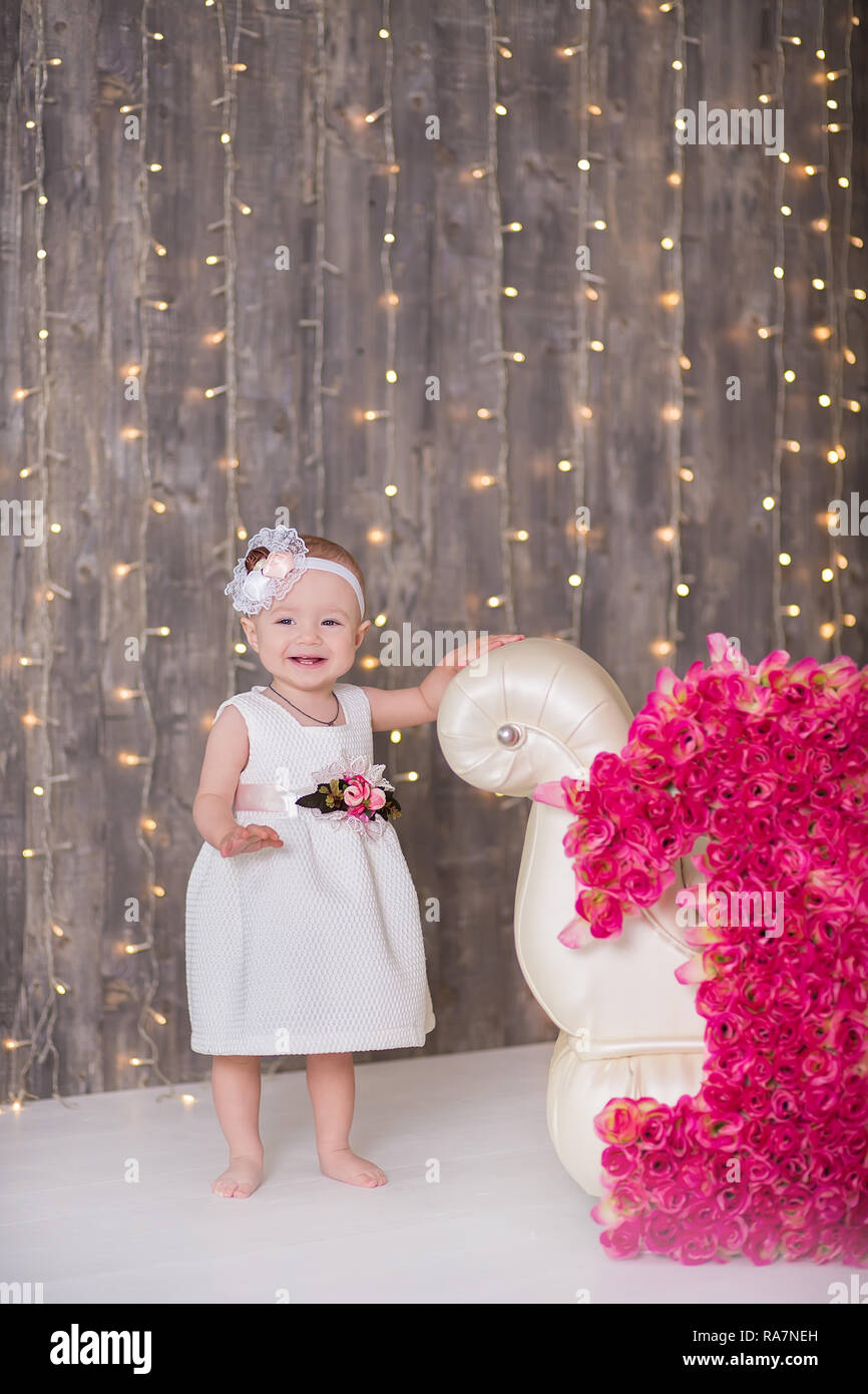 Lindo bebé niña 1-2 años sentados en el suelo con los globos en la  habitación rosa sobre blanco. Aislados. Fiesta de cumpleaños. Celebración.  Feliz cumpleaños bebé, poco Fotografía de stock - Alamy