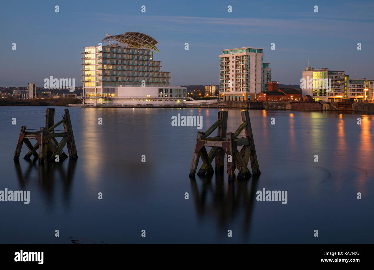 Vistas a la bahía de Cardiff a St David's Hotel & Spa y Ocean Apartamentos Reach, Cardiff, Gales, Reino Unido Foto de stock