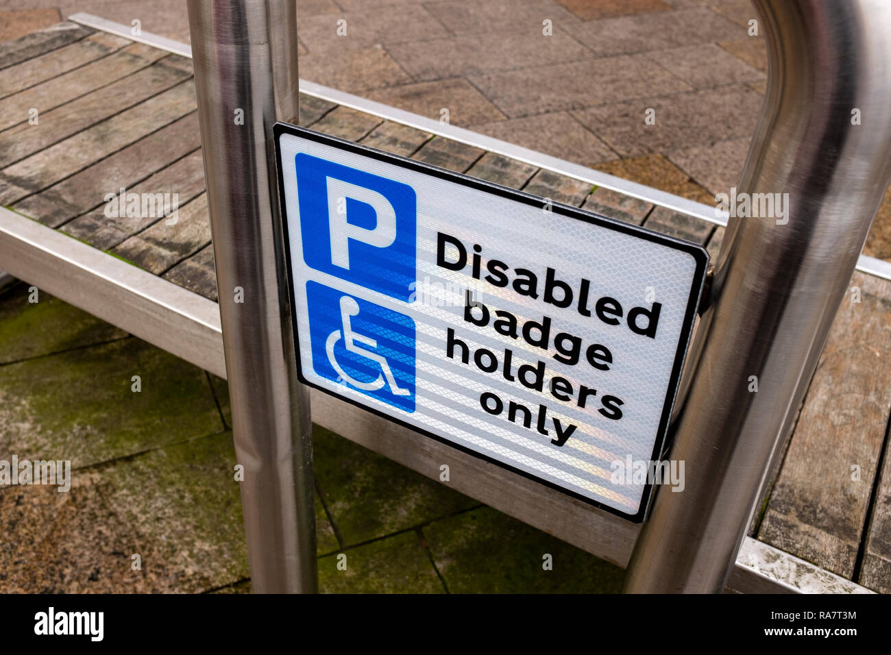 Espacio de estacionamiento reservado para personas con insignia de discapacitado único signo UK Foto de stock
