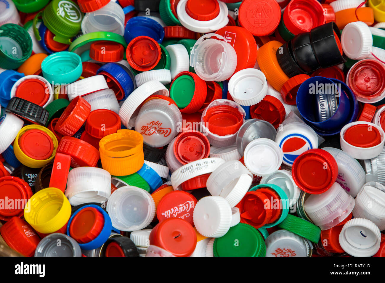 Muchas tapas de plástico de botellas, botellas PET Fotografía de stock -  Alamy