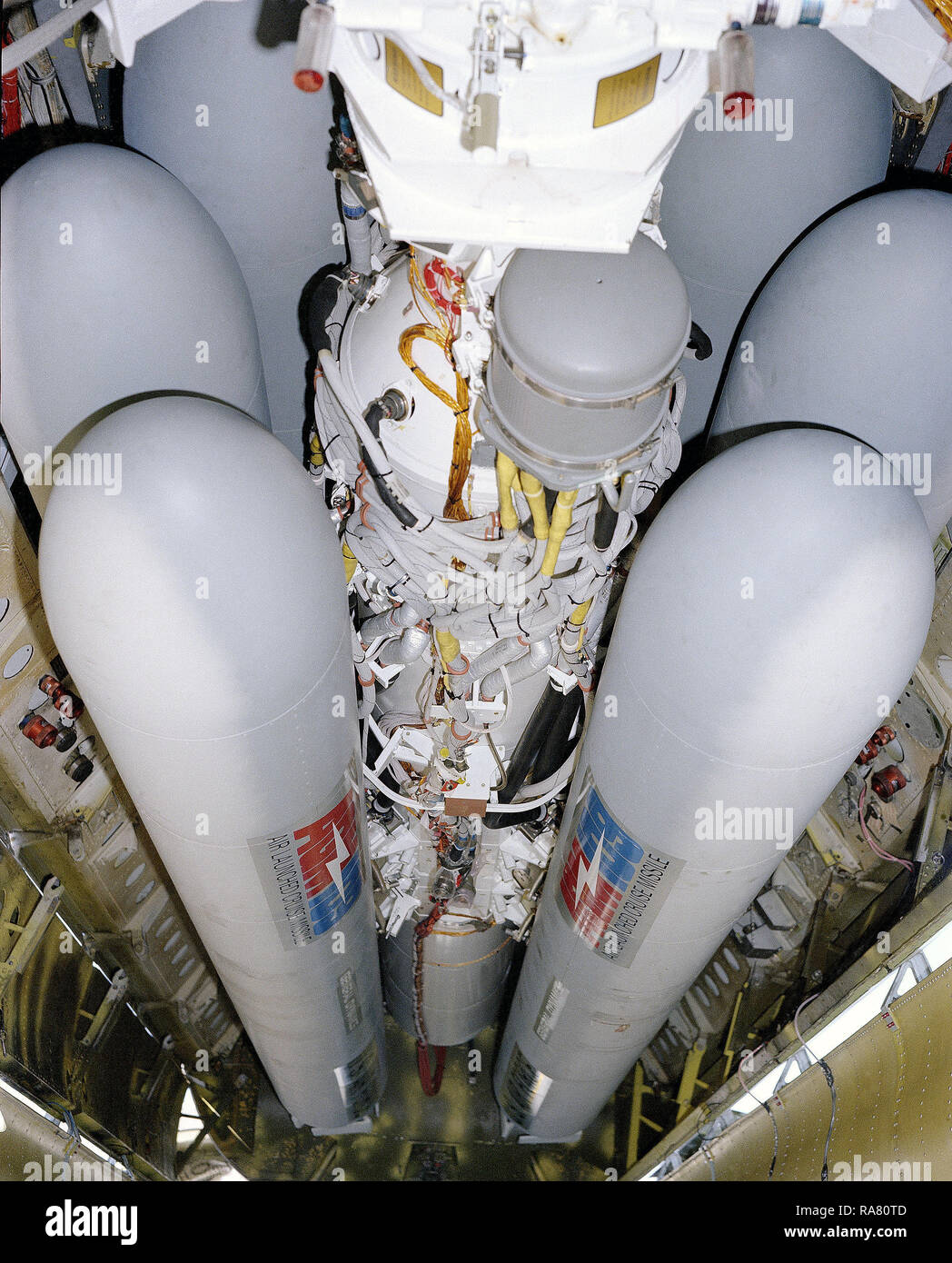 1979-una-vista-cercana-de-agm-109-tomahawk-misiles-de-crucero-lanzados-desde-el-aire-montado-en-un-lanzamisiles-giratorio-en-el-compartimiento-de-bombas-de-un-b-52-stratofortress-aviones-ra80td.jpg