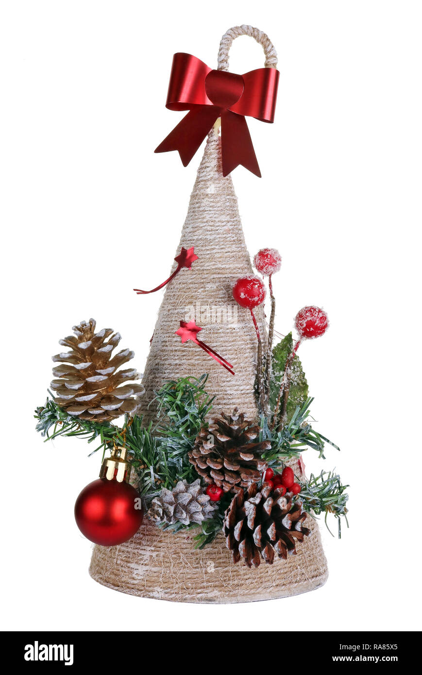 Navidad árbol artesanales hechos de cuerda y conos en estilo rural. Aislado  en blanco studio macro Fotografía de stock - Alamy