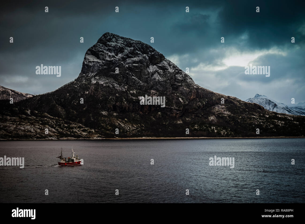 Barco pesquero solitario cerca de Ornes, Noruega. Foto de stock