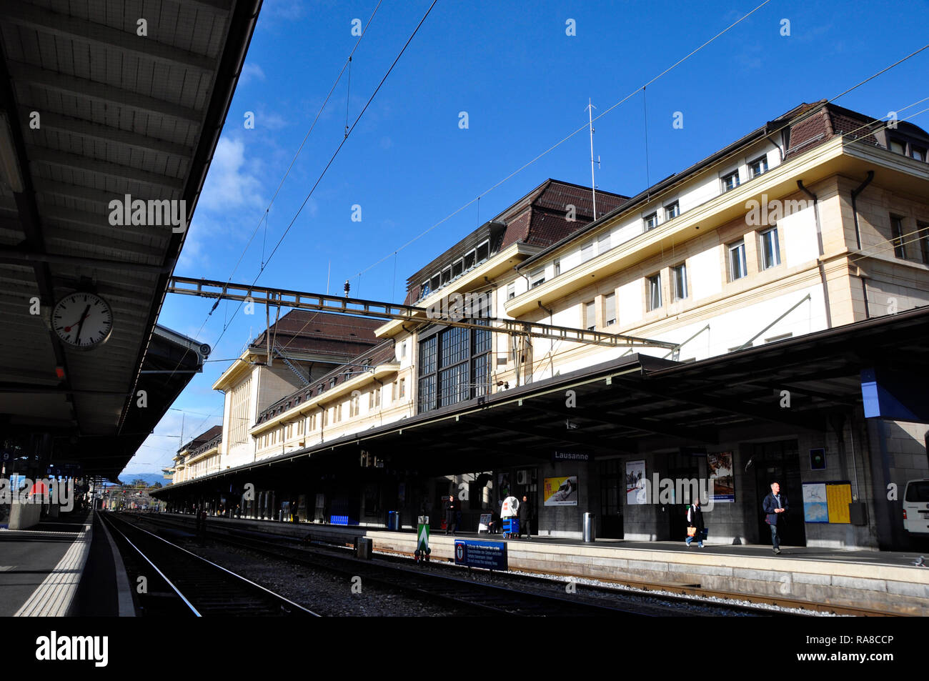 Suiza: La estación de tren de la ciudad de Lausana, capital olímpica en el  lago de Ginebra Fotografía de stock - Alamy