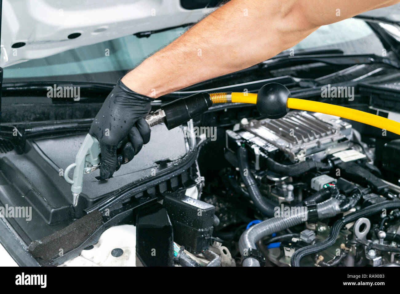 Espuma de lavado del coche - limpieza del motor con lavado de espuma.  Detalles de mantenimiento de vehículos Fotografía de stock - Alamy