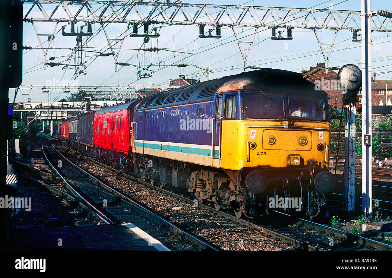 Una clase 47 locomotora diesel número 47475 trabaja un tren correo en Stratford, en East London, en la noche del 9º de julio de 1991. Foto de stock