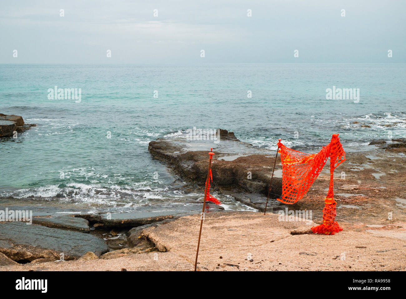 La erosión costera en el mar Adriático de Puglia en el lluvioso clima Foto de stock
