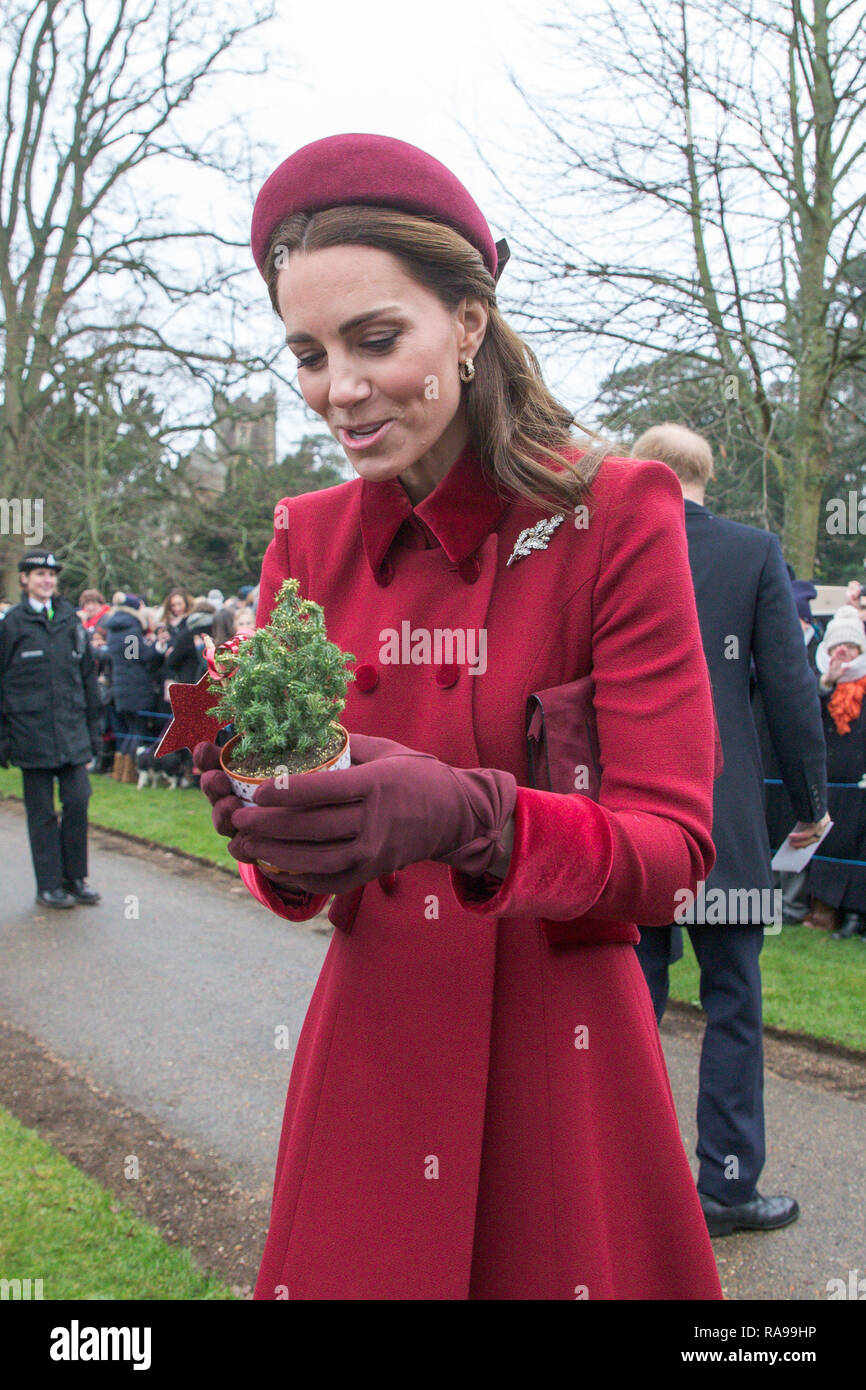 Foto fechada el 25 de diciembre muestra la duquesa de Cambridge recibe una  planta para la Princesa Charlotte desde un pozo wisher después del día de  Navidad por la mañana servicio de