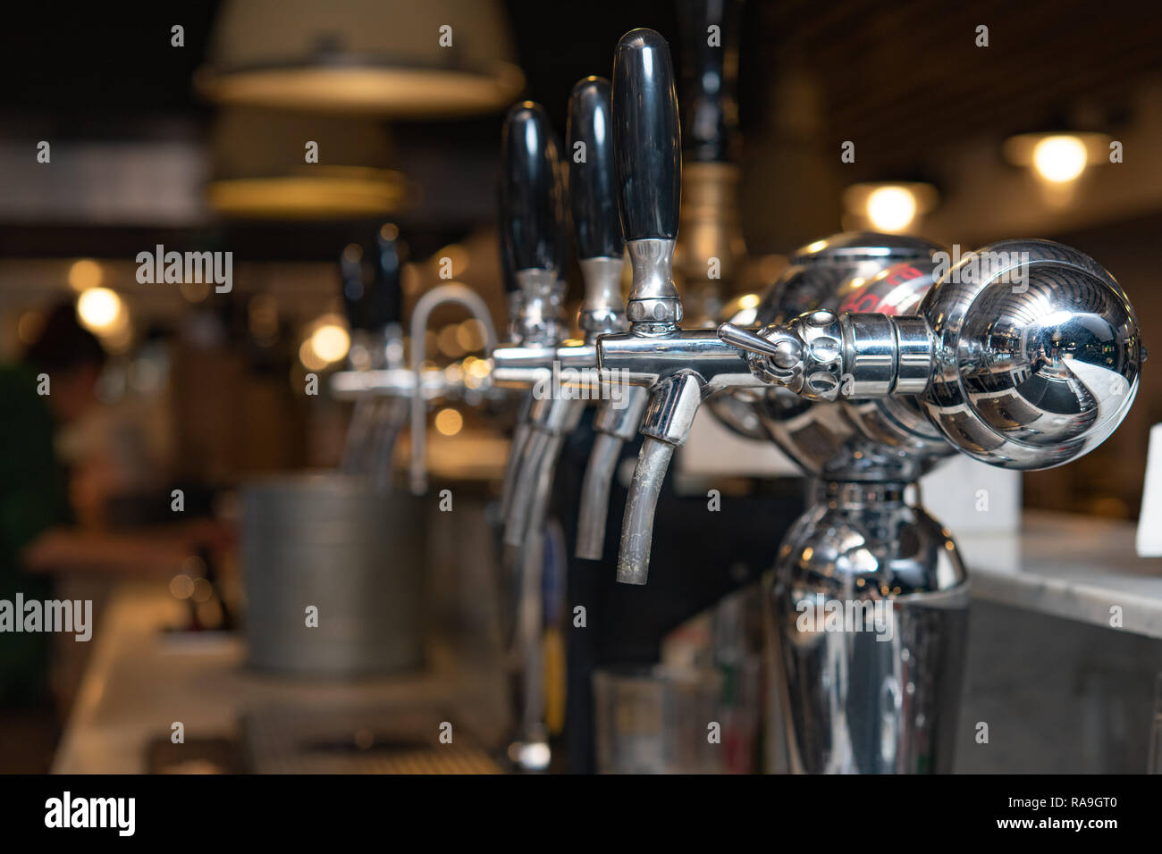 Dispensador de cerveza fotografías e imágenes de alta resolución - Alamy