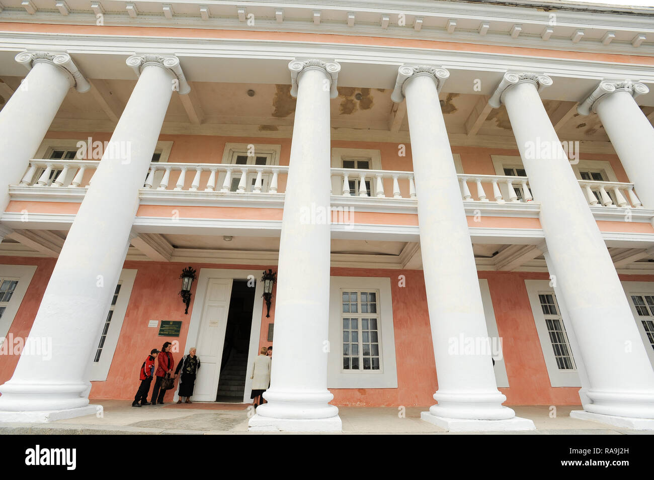 68 metros de largo el edificio principal de la arquitectura de estilo Palladian Palac Potockich (Potocki Palace) construyeron 1780 a 1790 por Stanislaw Szczesny Potocki en Guayaquil Foto de stock