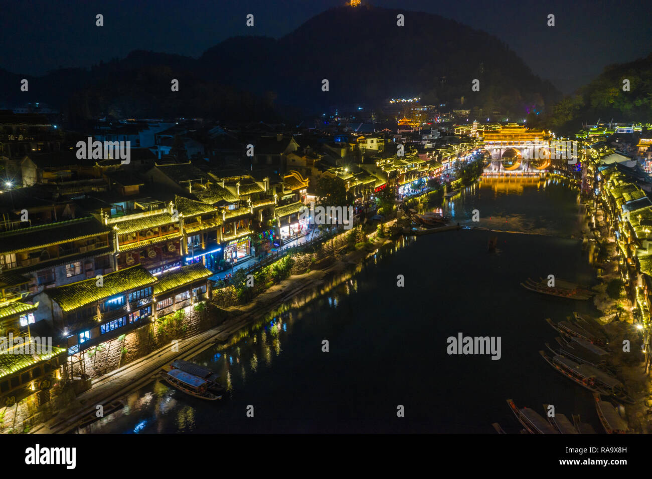 Casas antiguas de Fenghuang Antigua ciudad de noche Foto de stock