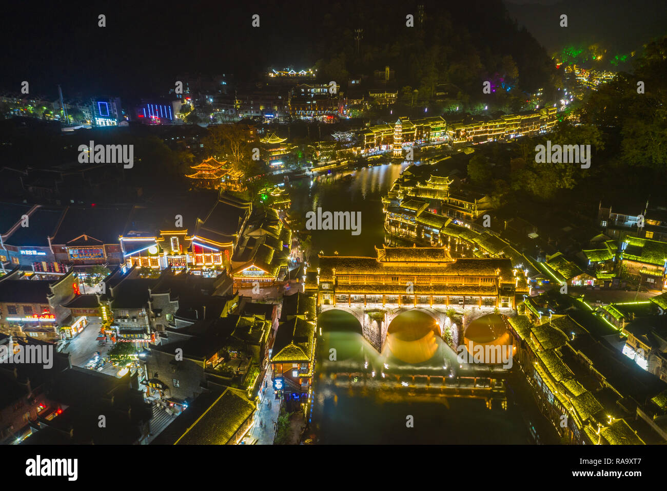 Una hermosa vista de la antigua ciudad de Phoenix - Fenghuang en la noche Foto de stock