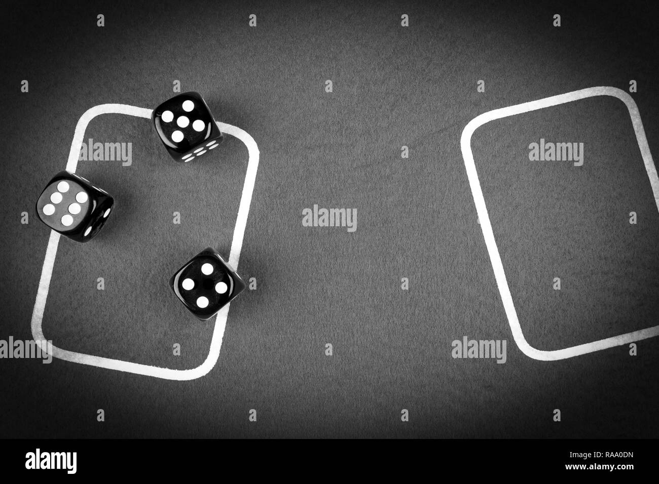 Concepto de riesgo - el juego de los dados en una mesa de juego verde. Un juego de dados. Casino rojo tiradas de dados. Concepto de tirar los dados para el riesgo empresarial, Can. Foto de stock