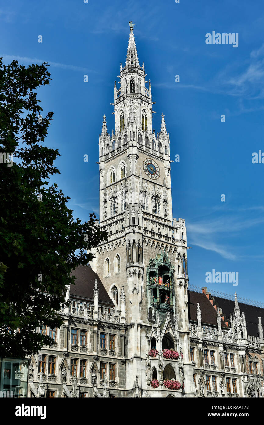 New Town Hall y el glockenspiel, Marienplatz, Munich, Alemania Foto de stock