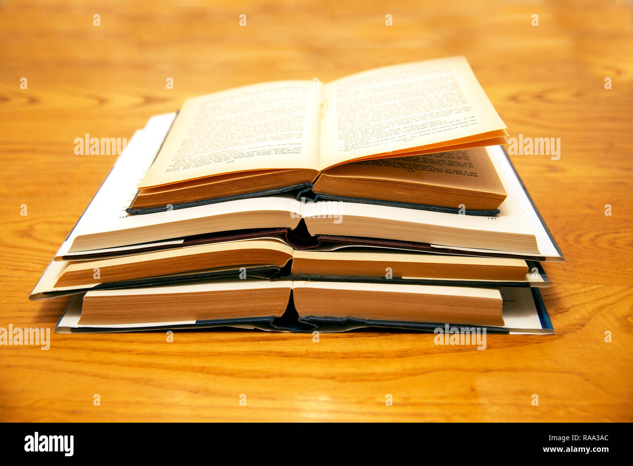 Libros en un escritorio fotografías e imágenes de alta resolución - Alamy