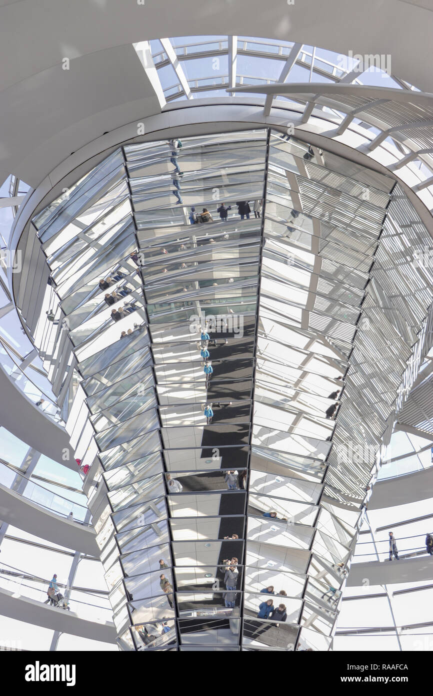 Interior de la cúpula de cristal del Reichstag en Berlín. Foto de stock