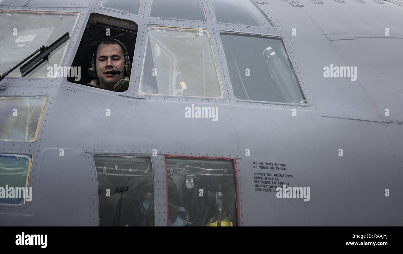 Tech. El Sgt. Tony Rivera, 455Expedicionaria Escuadrón de Mantenimiento de Aeronaves jefe de la tripulación, se sienta en la cabina de un EC-130 llamada Brújula, 18 de enero de 2017 en el aeródromo de Bagram, Afganistán. Los miembros de la 455a del EAMXS CE-130 unidad de mantenimiento actualmente desplegadas al aeródromo de Bagram, Afganistán tiene 146 implementaciones entre ellos. Foto de stock