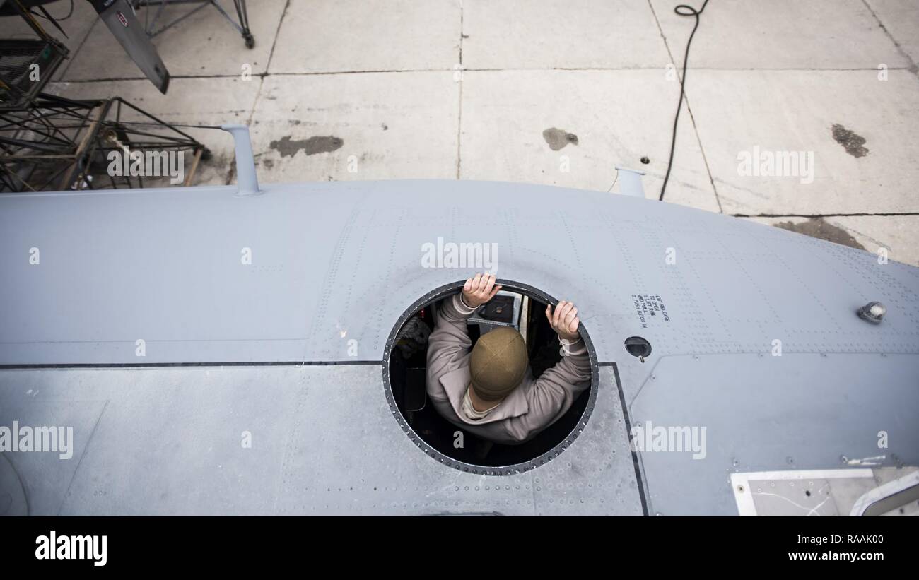 El Sargento. Juan Nelson, 455Expedicionaria Escuadrón de Mantenimiento de Aeronaves, el propio jefe de la tripulación desciende desde el tejado de un EC-130 llamada Brújula, 18 de enero de 2017 en el aeródromo de Bagram, Afganistán. La capacidad de bloqueo de comunicaciones del avión es un elemento indispensable para las fuerzas de tierra y ha llevado a 2.193 terroristas fueron retirados del campo de batalla, sólo desde 2014. Foto de stock