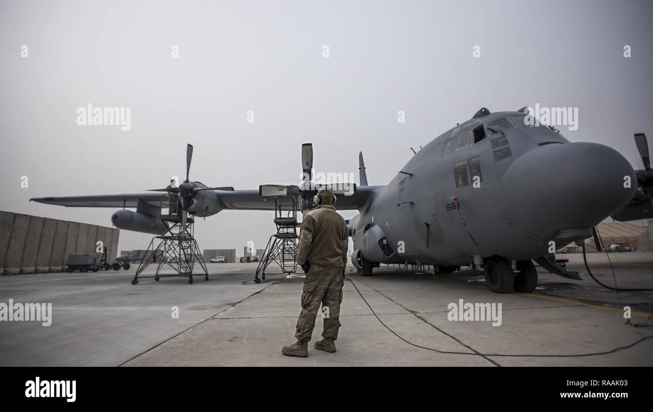 El Sargento. Kyle Poston, 455Expedicionaria Escuadrón de Mantenimiento de Aeronaves jefe de tripulación, supervisa el mantenimiento del motor en un EC-130 llamada Brújula, 18 de enero de 2017 en el aeródromo de Bagram, Afganistán. Hasta la fecha, la 41ª CEA tripulaciones han volado más de 39.000 horas durante 6.800 combate en apoyo de la Operación Libertad Duradera, y ahora la decidida Misión de Apoyo. Foto de stock