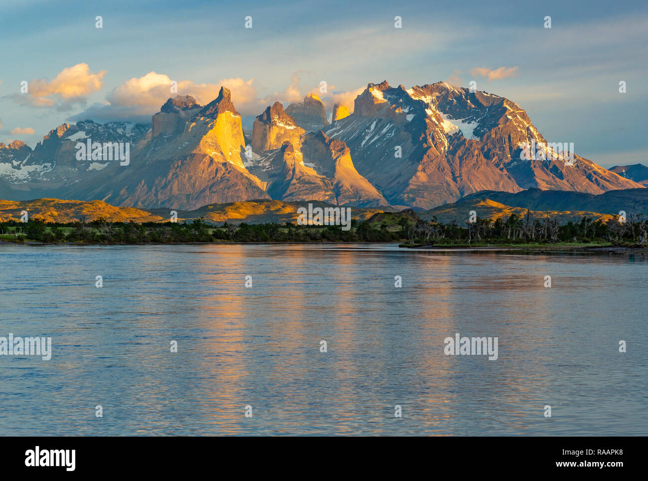 El paisaje de los cuernos y Torres del Paine al atardecer por el Río Serrano, dentro del Parque Nacional Torres del Paine, Patagonia, Chile. Foto de stock