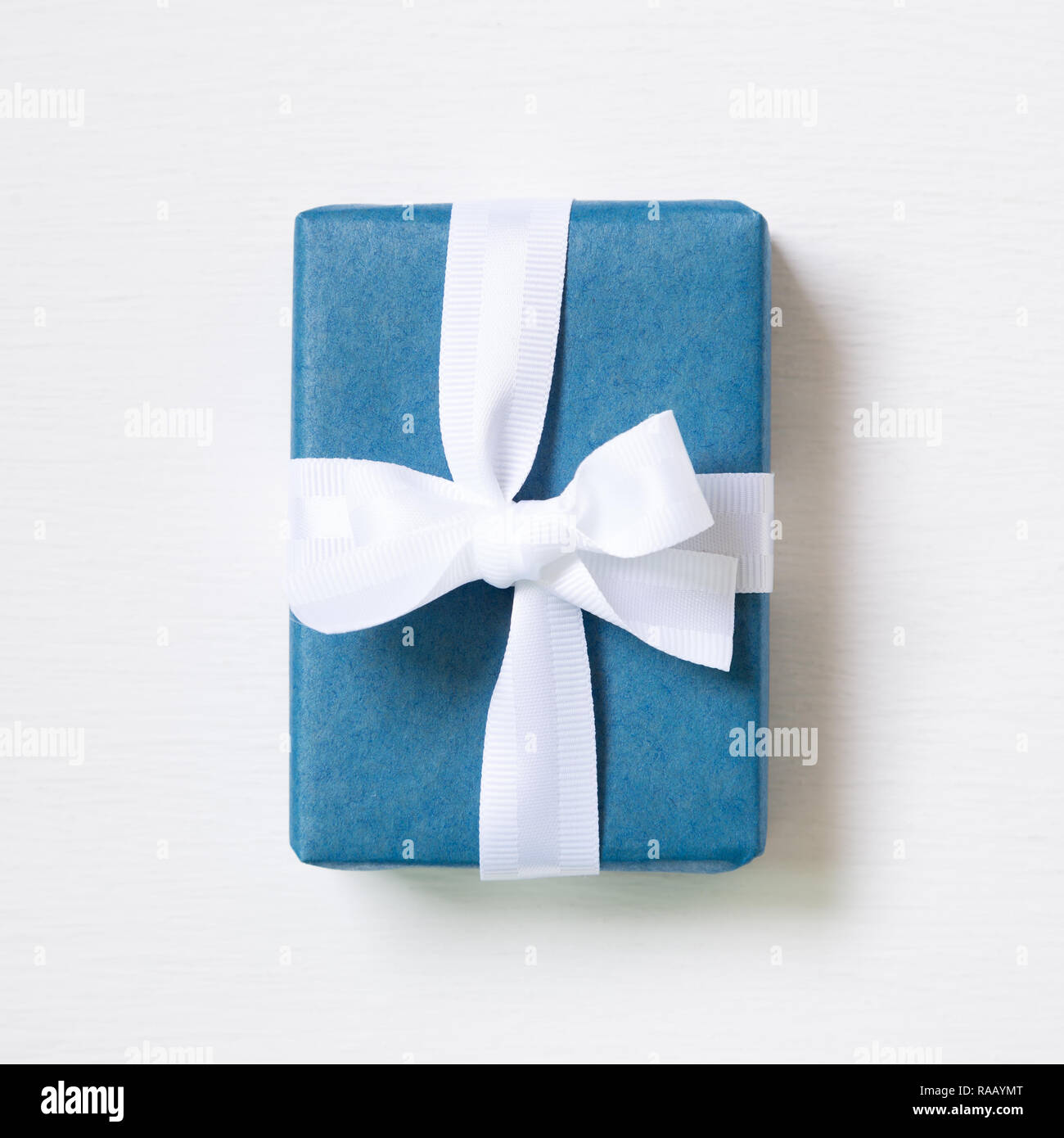 Caja de regalo color azul marino aislado sobre fondo blanco Fotografía de  stock - Alamy