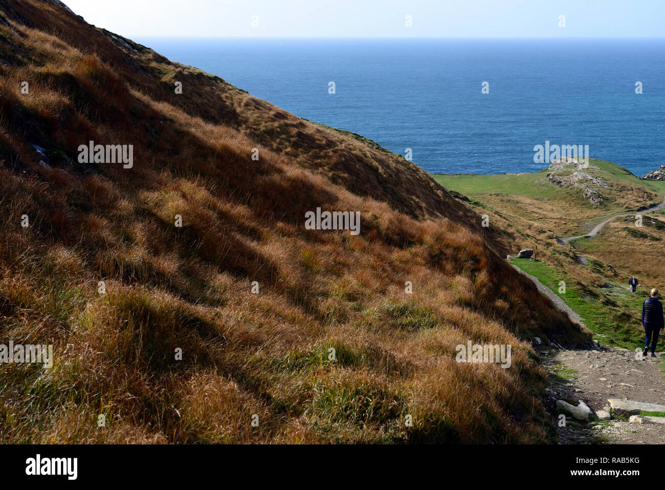Los excursionistas, senderistas,turistas,forma de cabeza de oveja,Faro,caminata bucle,caminar,trail,atlántico salvaje forma,West Cork, Irlanda RM Foto de stock