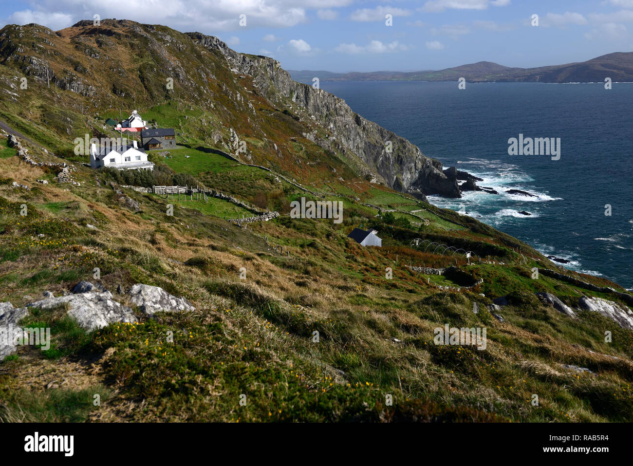 Forma de cabeza de oveja,Faro,caminata bucle,caminar,trail,atlántico salvaje forma,West Cork, Irlanda RM Foto de stock
