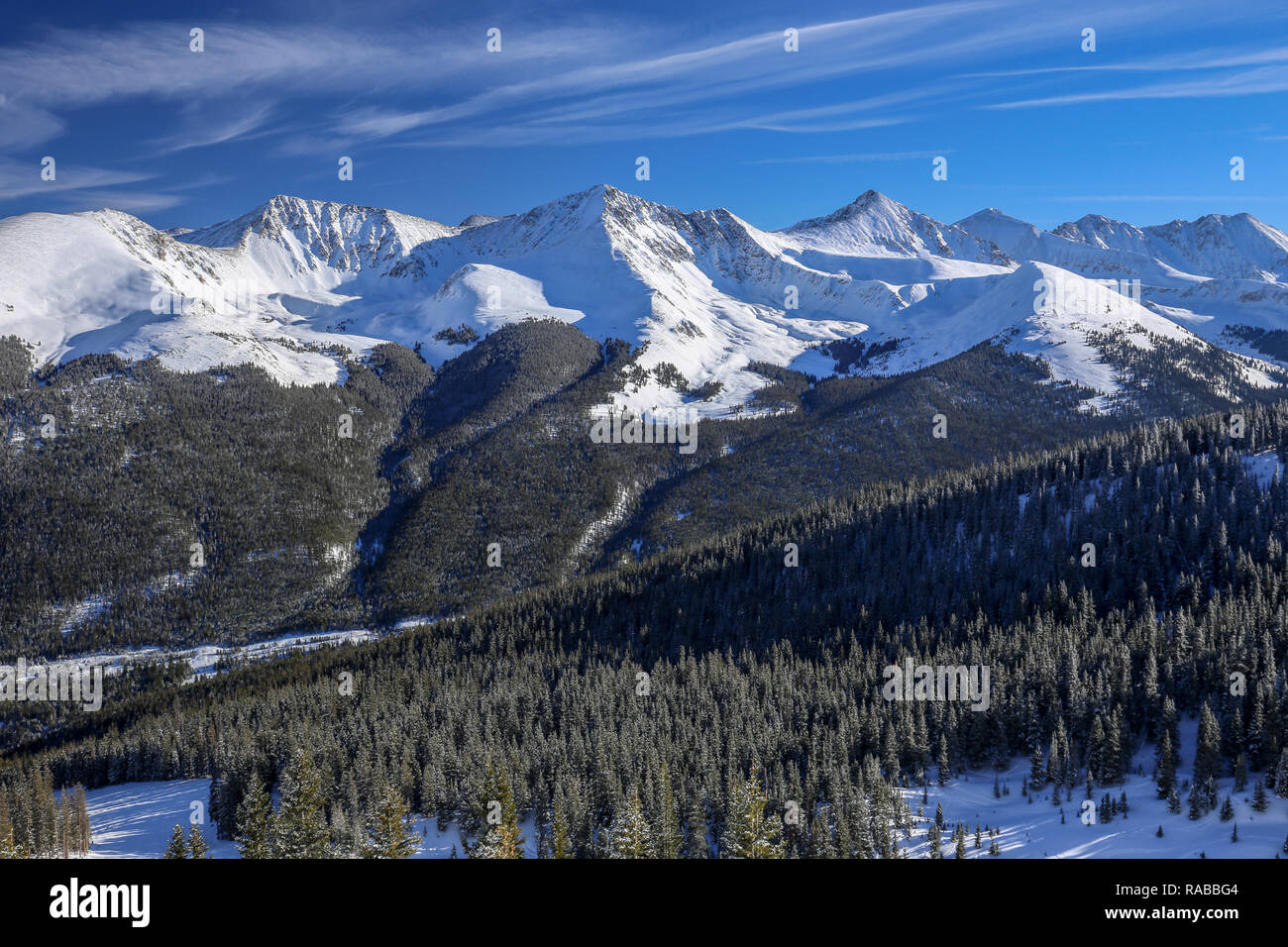 Las Montañas Rocosas de Colorado de Frisco y Silverthorne durante el invierno con nieve y el cielo azul del día Foto de stock