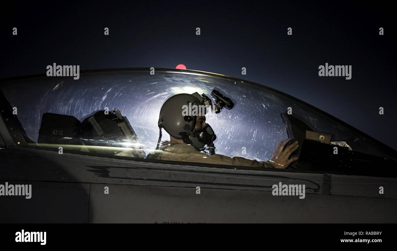 El Capitán David, 79º Escuadrón de combate expedicionario, taxis piloto un F-16 combates Falcon misión antes de una noche de enero 13, 2017 en el aeródromo de Bagram, Afganistán. Para convertirse en un piloto, David fue a la escuela mientras trabajaba como mantenedor, a través de un despliegue al aeródromo de Balad, Iraq y funciones temporales donde fue ido frecuentemente durante tres semanas de cada mes. Foto de stock