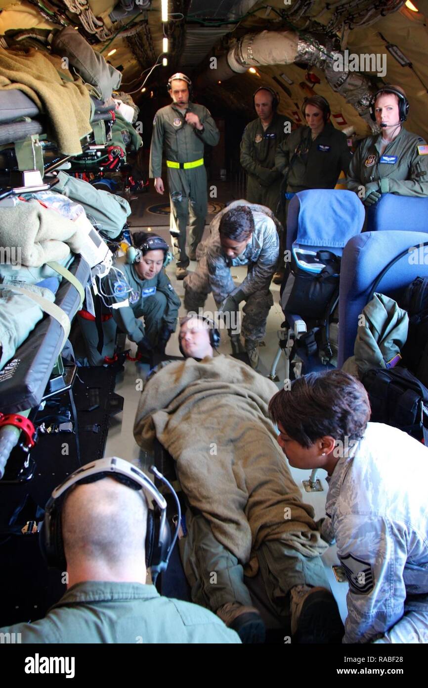 Personas líderes con una temprana 5.45 Informe del tiempo, la evacuación  aeromédica 932ª Escuadrilla, prepárate para subir a un paciente en una  posición segura antes de viajar a bordo de un KC-135.