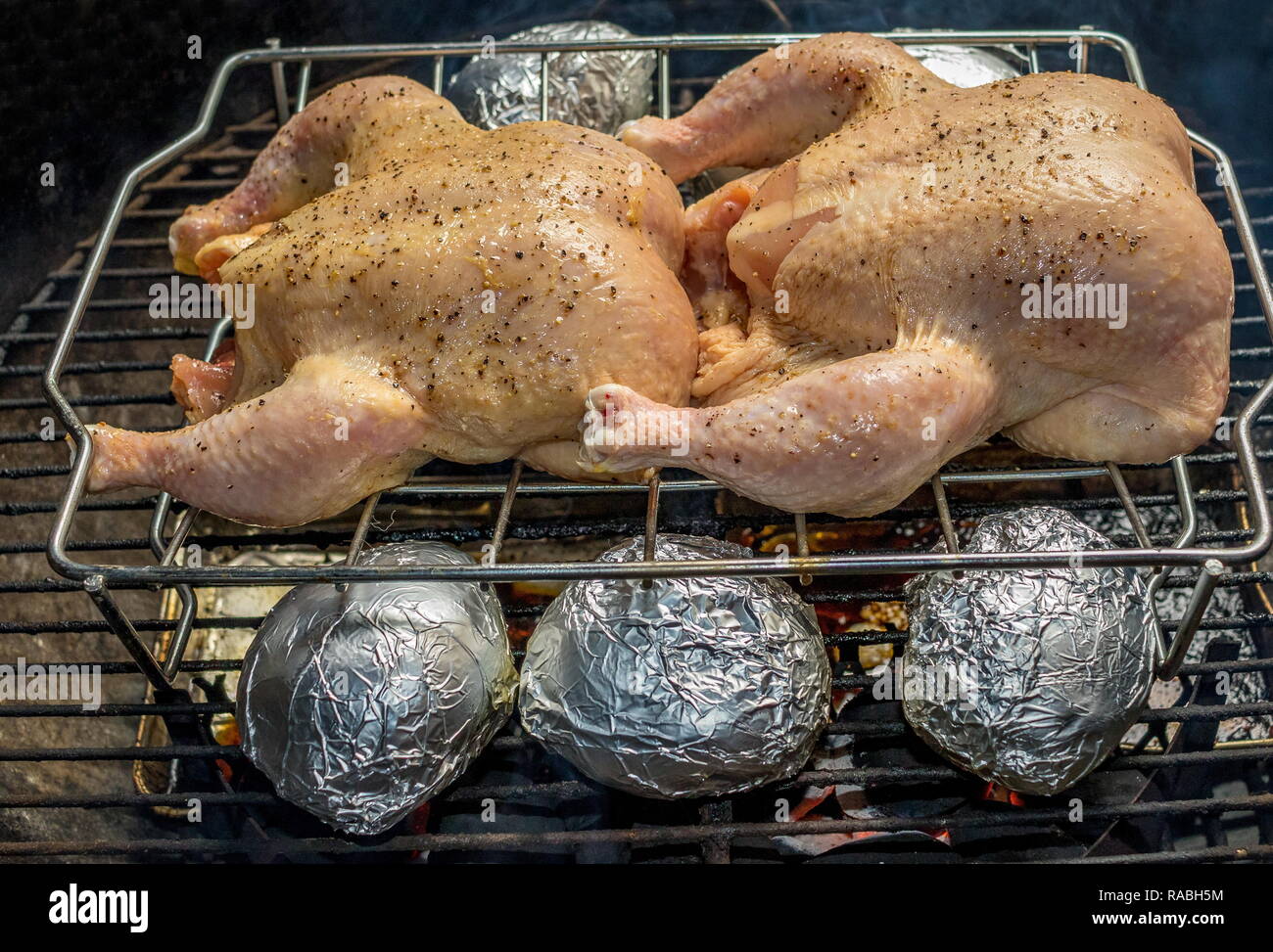 Carne de pollo con papas envueltas en papel aluminio cocinar en un hervidor  horno al aire libre imagen en formato horizontal Fotografía de stock - Alamy