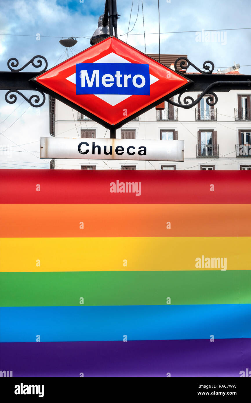 La estación de metro de Chueca de Madrid, en la Plaza de Chueca Madrid, España decorada con una bandera del arco iris en el corazón del madrileño barrio gay LGBT. Foto de stock
