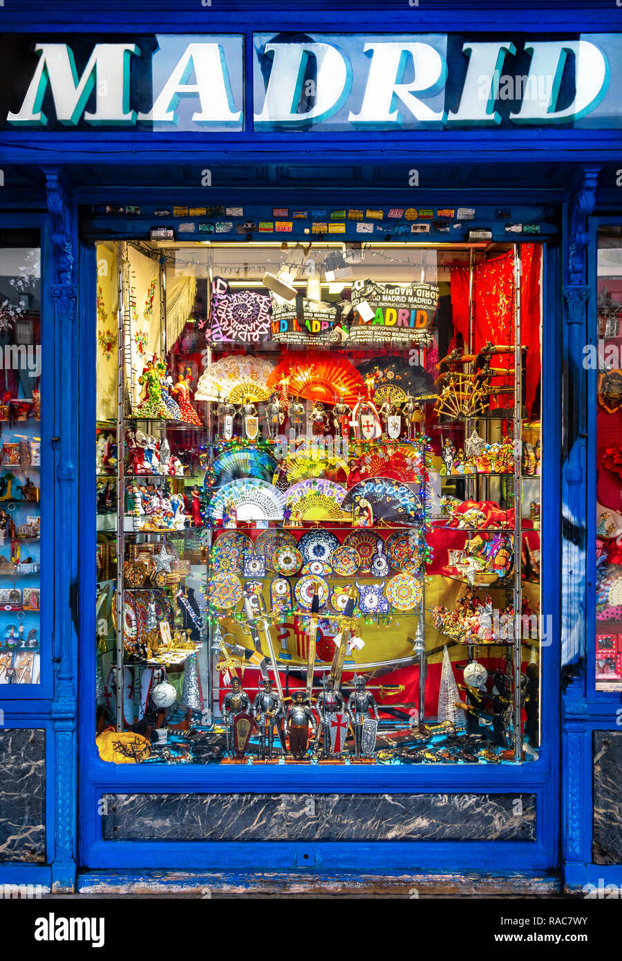 Madrid, Madrid tienda de recuerdos turísticos tradicionales en la Plaza Mayor. Foto de stock