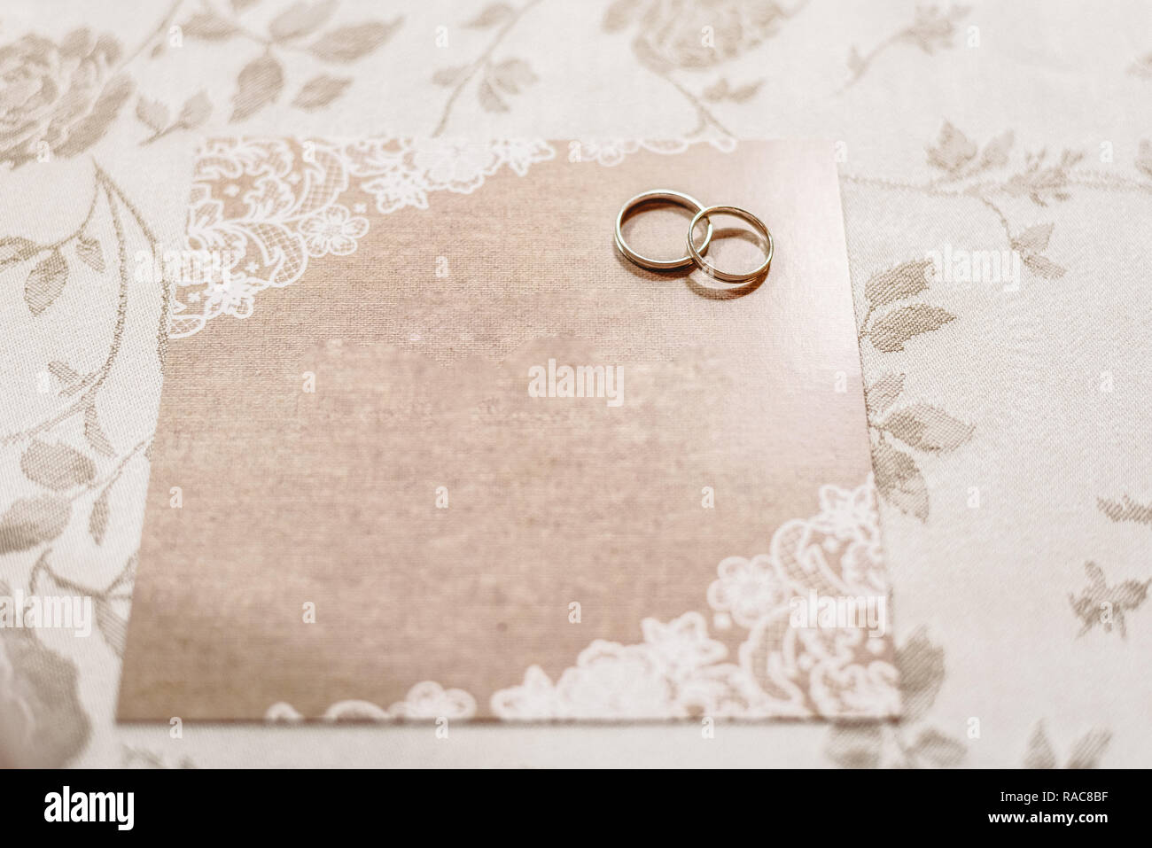 Tarjeta de invitación de la boda con anillos, vacío con espacio para  rellenar con texto Fotografía de stock - Alamy