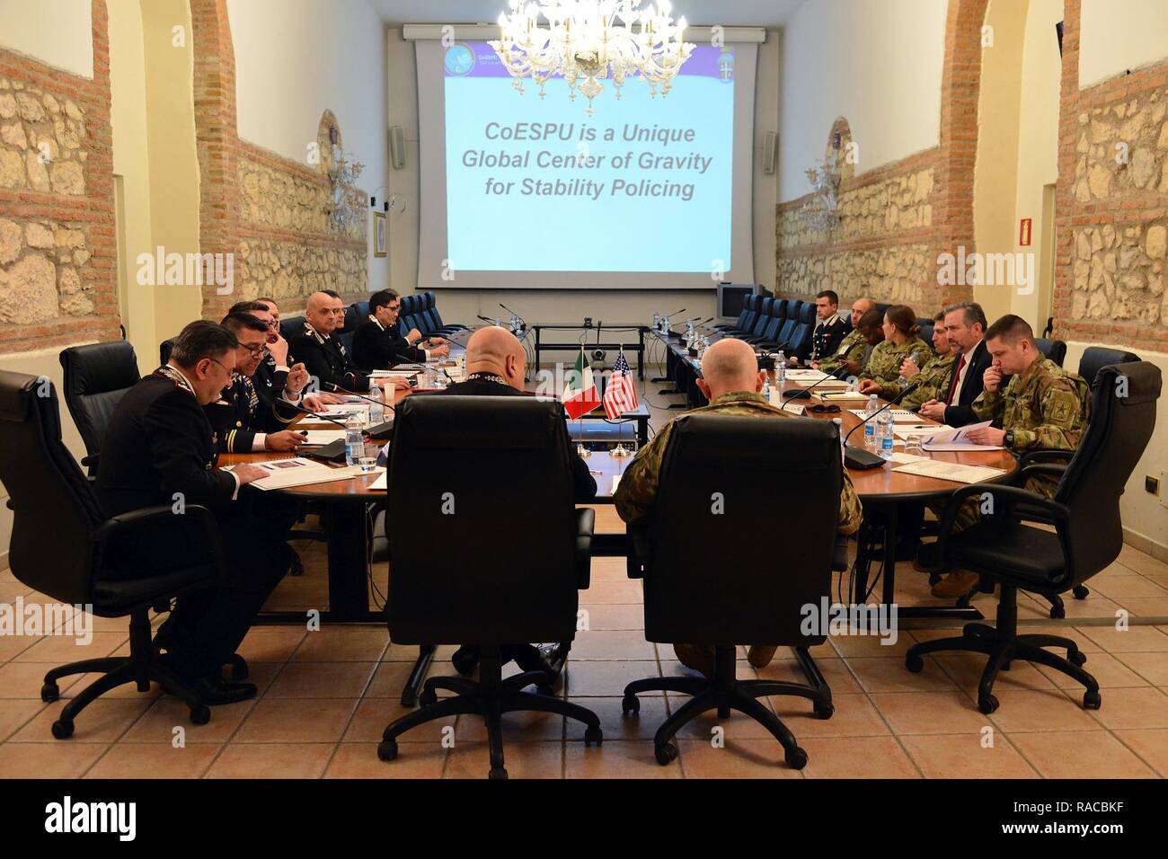 Carabineros y personal de EE.UU., asistir a un centro de excelencia para unidades de policía de estabilidad (CoESPU), celebrada durante la visita al (CoESPU), del Teniente General Charles D. Luckey, Comandante General del comando de Reserva del Ejército de Estados Unidos , de Vicenza, Italia, 20 de enero de 2017. Foto de stock