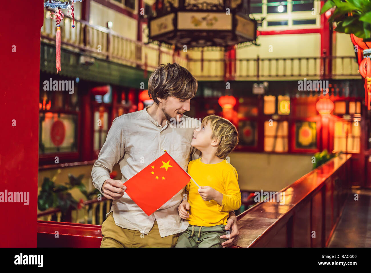 Disfrutar de vacaciones en China. Felices turistas papá e hijo con una