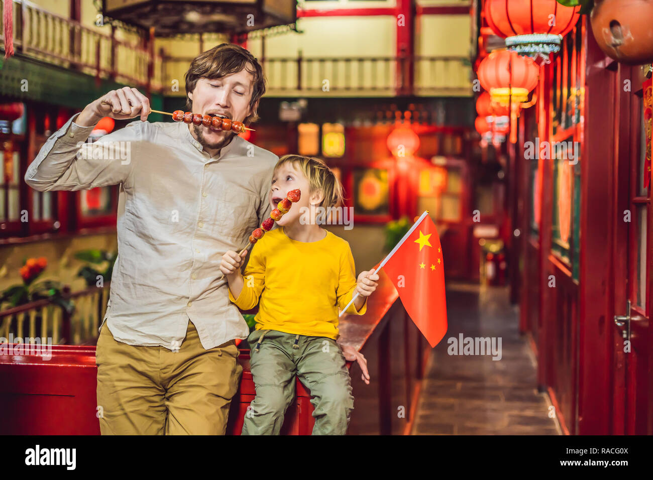 Disfrutar de vacaciones en China. Felices turistas papá e hijo con un