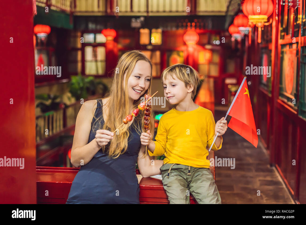 Disfrutar de vacaciones en China. Los turistas feliz madre e hijo con