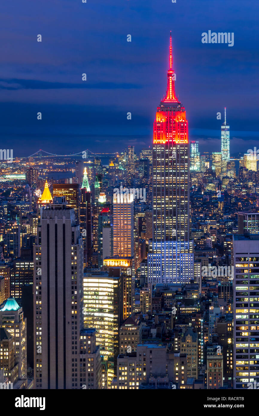 Manhattan inferior desde la parte superior de la roca, el Edificio Empire State en la noche, Nueva York, Estados Unidos de América, América del Norte Foto de stock