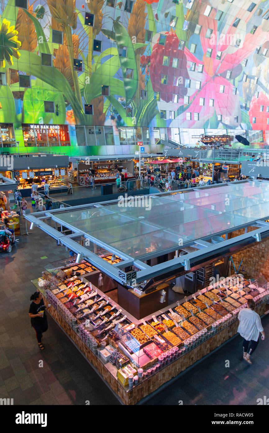 Dentro del mercado de alimentos Markthal, Rotterdam, Zuid Holland, Netherlands, Europa Foto de stock