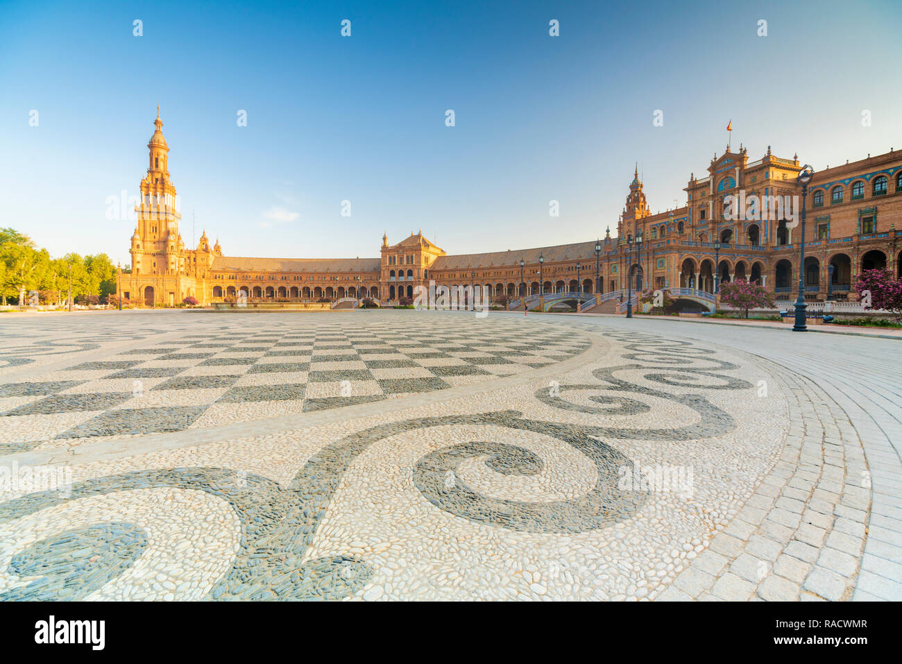 La forma y el diseño de los suelos de mosaico de piedra, Plaza de España, Sevilla, Andalucía, España, Europa Foto de stock