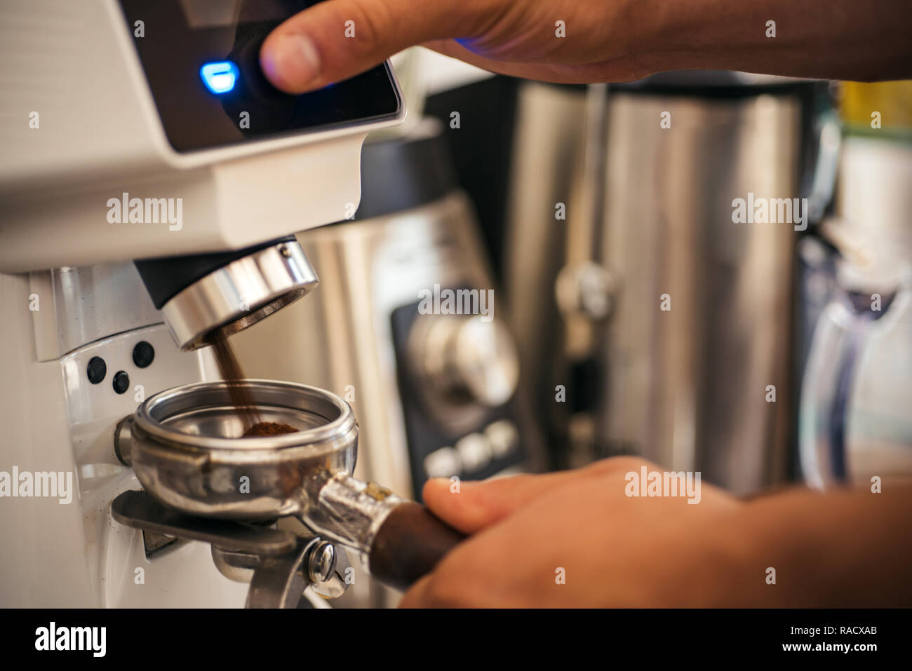 https://c8.alamy.com/compes/racxab/comenzando-con-el-mejor-molinillo-de-cafe-barista-hace-espresso-en-el-cafe-barista-moler-con-maquina-de-cafe-molinillo-de-cafe-moliendo-granos-tostados-racxab.jpg